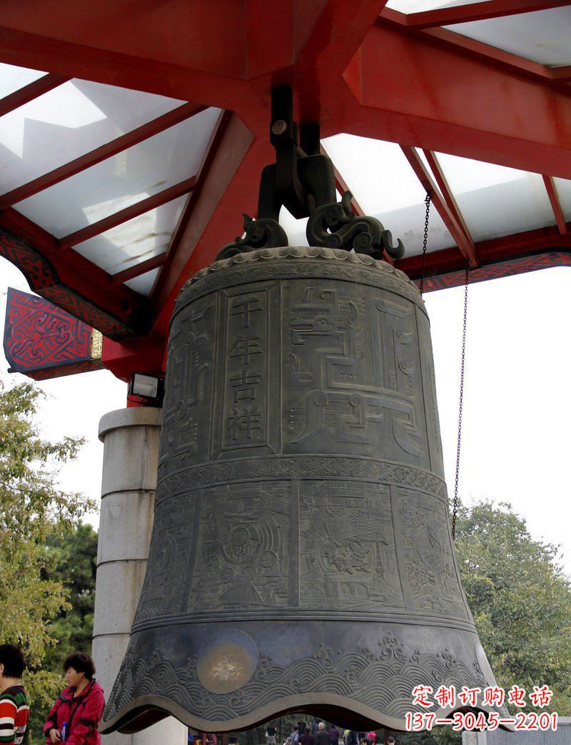 威海中领雕塑:千年吉祥铜钟雕塑