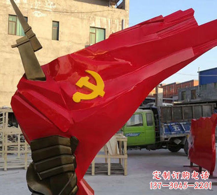 威海广场手握党旗铜雕