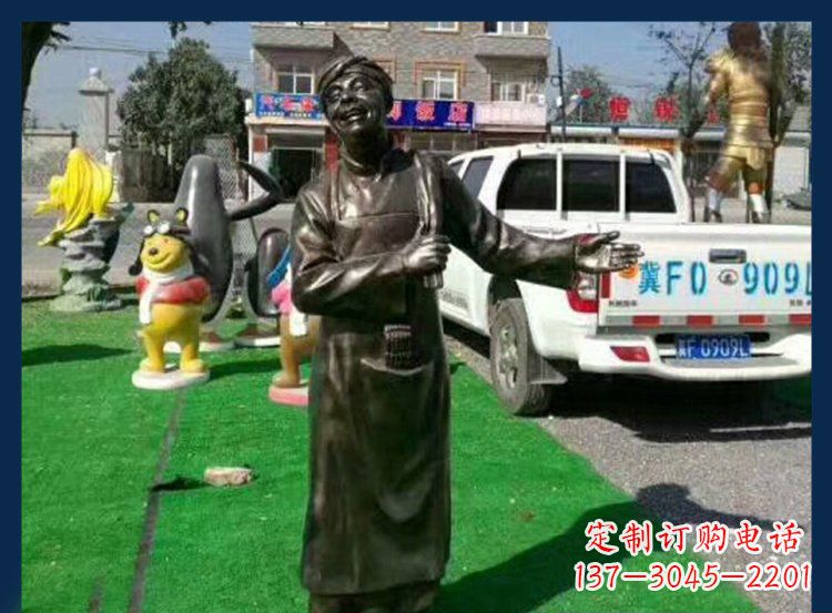威海广场铜雕店小二人物雕塑 (2)