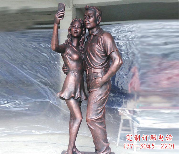 威海广场铜雕情侣拍照人物雕塑