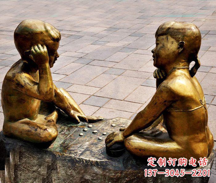 威海广场下围棋的小孩小品铜雕