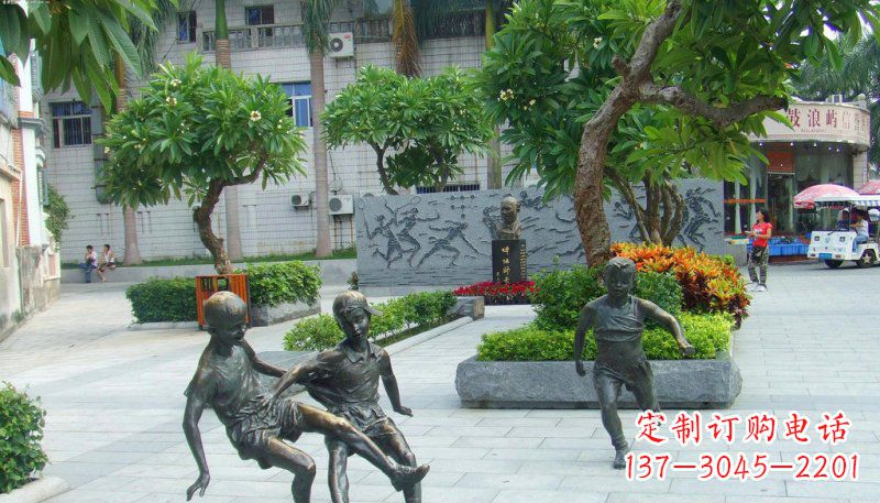 威海广场小孩踢足球人物铜雕