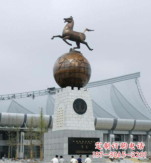 威海广场站在地球上的马景观铜雕