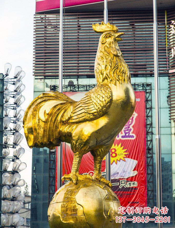 威海广场站在地球上的公鸡景观铜雕