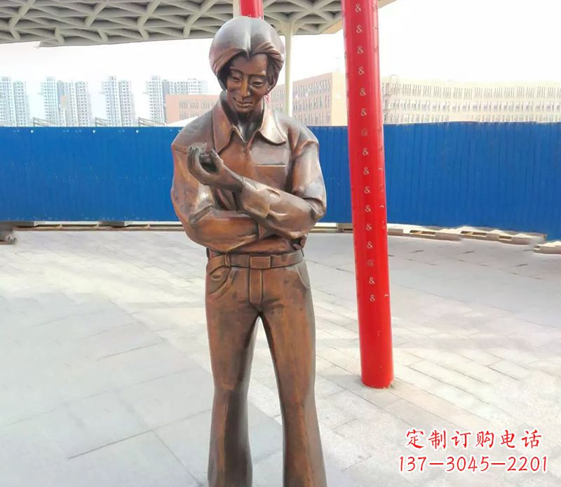 威海广场中年女人人物铜雕