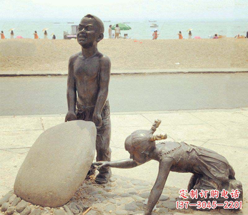 威海海边抬石头的小孩铜雕