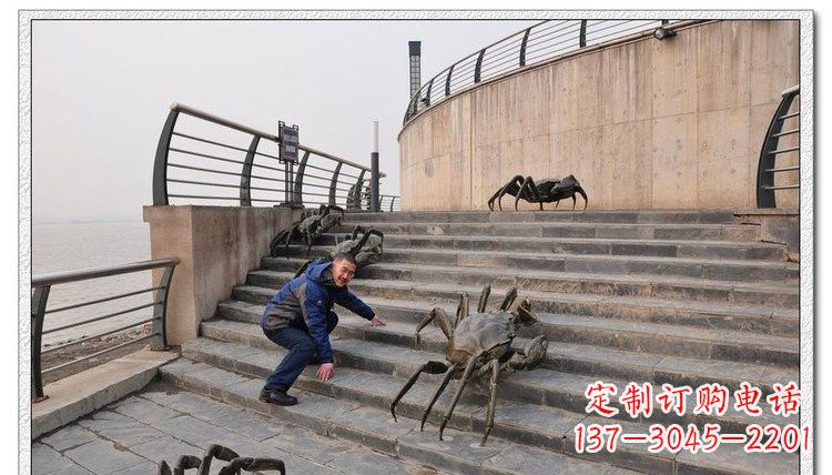 威海海边铜螃蟹雕塑是由中领雕塑定制生产的一款…