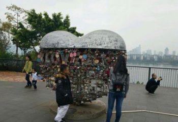 威海不锈钢英文字母镂空景观雕塑