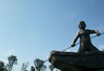 威海男孩撑船铜雕，营造童趣氛围