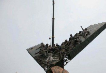 威海充满激情的足球队人物铜雕