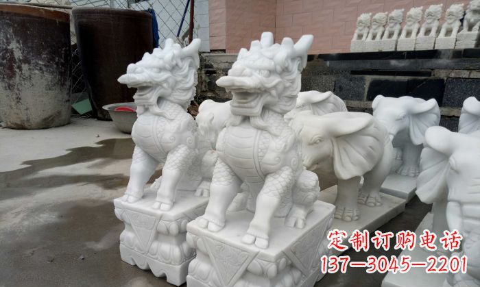 威海汉白玉麒麟雕塑:门口镇宅石雕之美