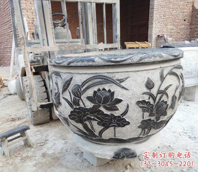 威海中领雕塑青石荷花水缸雕塑以其独特的设计、…