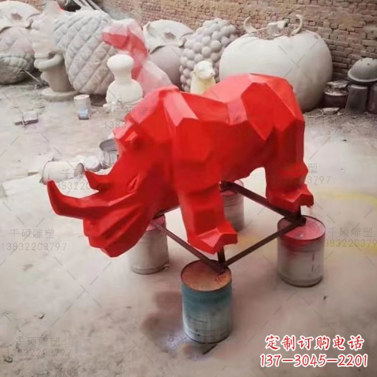 威海红色几何切面抽象犀牛雕塑
