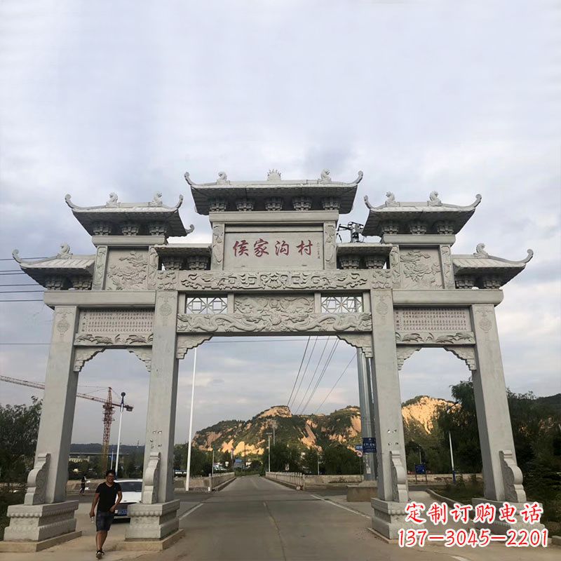 威海侯家沟村村口三门四柱石雕牌坊