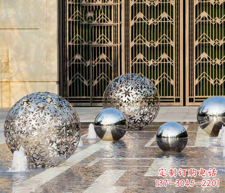 威海欣赏自然的美:不锈钢花形镂空球喷泉雕塑