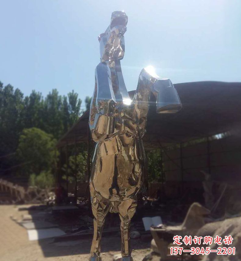 威海典雅马雕,不锈钢镜面奔马雕塑,个性精彩