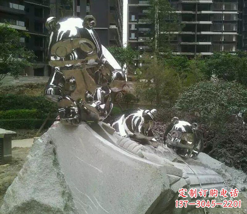 威海家喻户晓的可爱熊猫雕塑