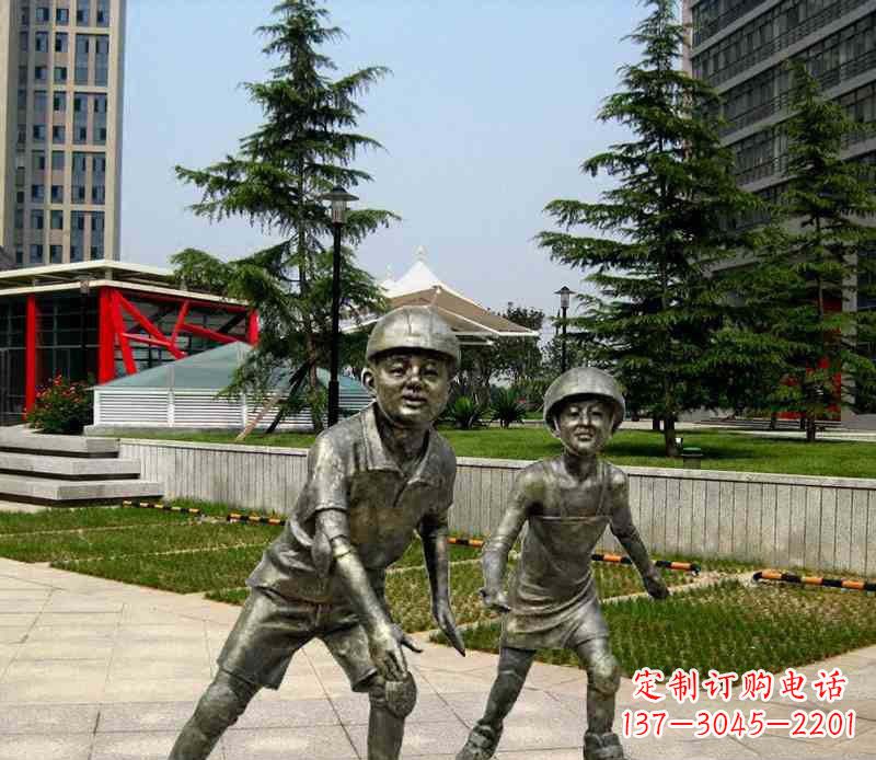 威海滑旱冰男孩铜雕，精细而引人入胜