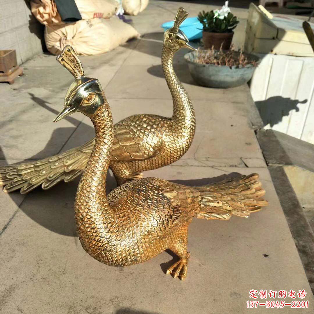 威海高贵典雅的黄铜雕刻孔雀雕塑