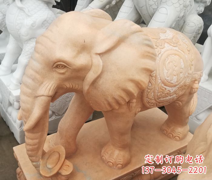 威海晚霞红门口石雕大象,美景祝福福气