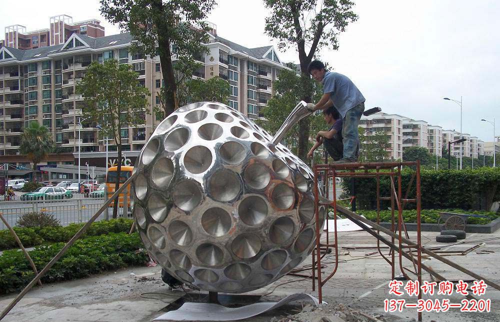 威海精心打造的街边苹果雕塑