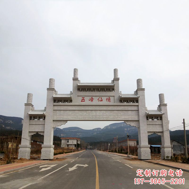 威海领雕塑:景区路口三间四柱牌坊雕塑