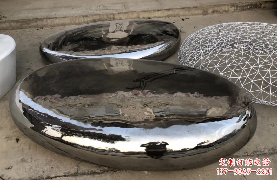 威海镜面不锈钢鹅卵石雕塑1