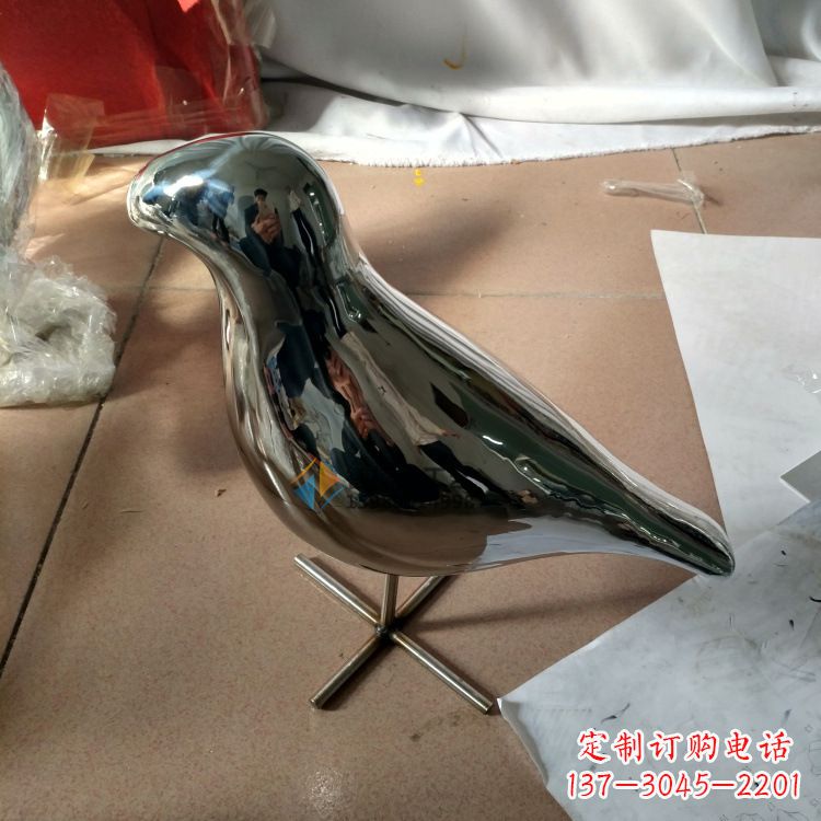 威海精致现代镜面不锈钢鸽子雕塑