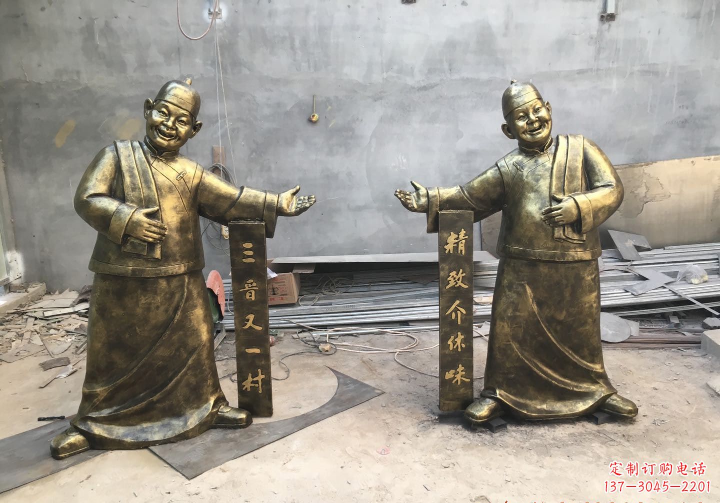 威海中领雕塑：酒店门口店小二人物铜雕