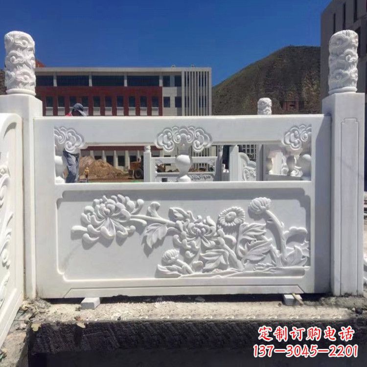 威海中领雕塑旗下的菊花石栏板雕塑,以其独特的…