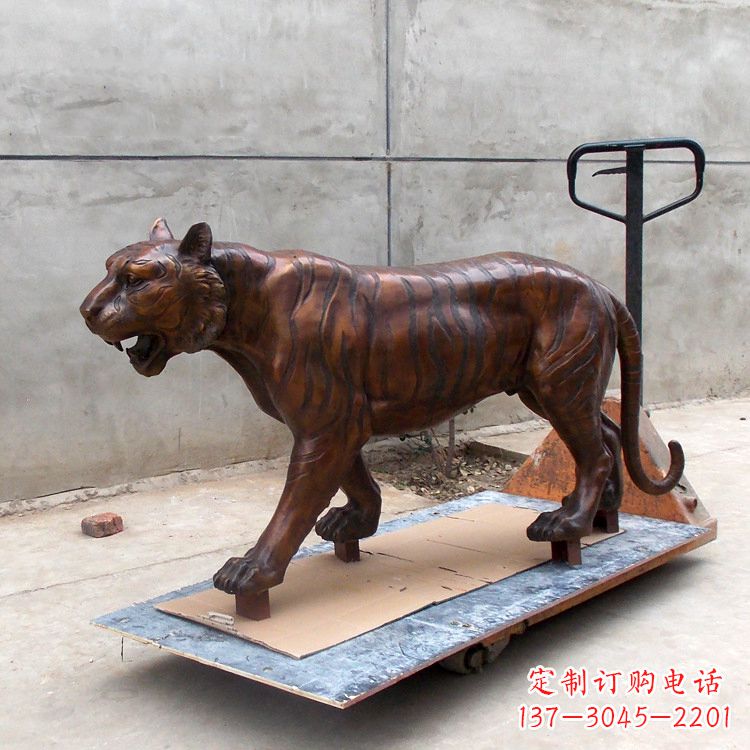 威海活力四射的老虎铜雕塑