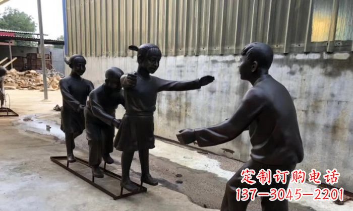 威海华中领雕塑出品——老鹰捉小鸡铜雕