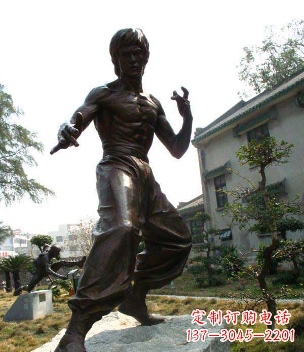 威海忠实再现李小龙公园名人铜雕