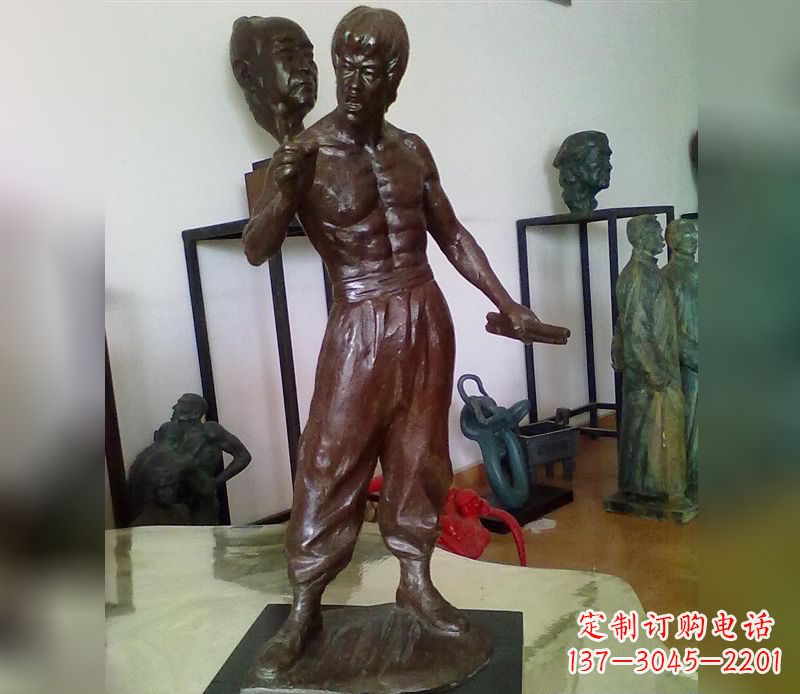 威海经典传奇-李小龙铜雕塑