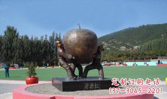 威海苹果融入两岁小孩的生活——公园铜雕