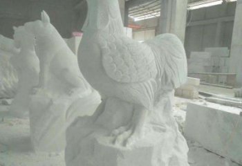威海华丽而神奇的汉白玉中领生肖鸡雕塑