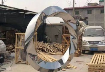 威海镜面不锈钢几何圆环雕塑，经典永恒之美