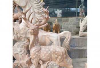 威海展现自然风采的梅花鹿石雕