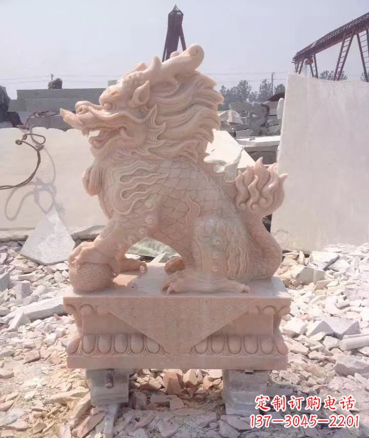 威海标题:尊贵高贵,中领雕塑定制的精致石雕麒麟