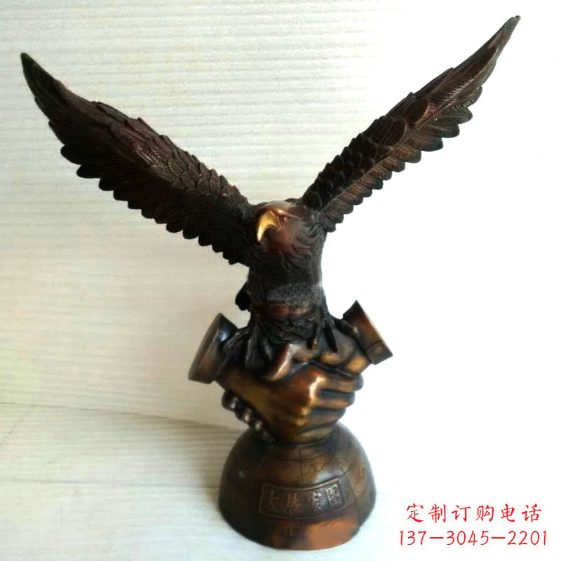 威海以老鹰为灵感的经典铜鼎