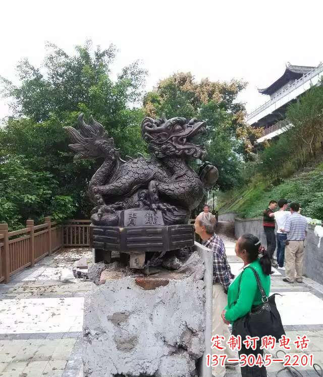 威海青龙神兽雕塑,神态凝重,气势磅礴