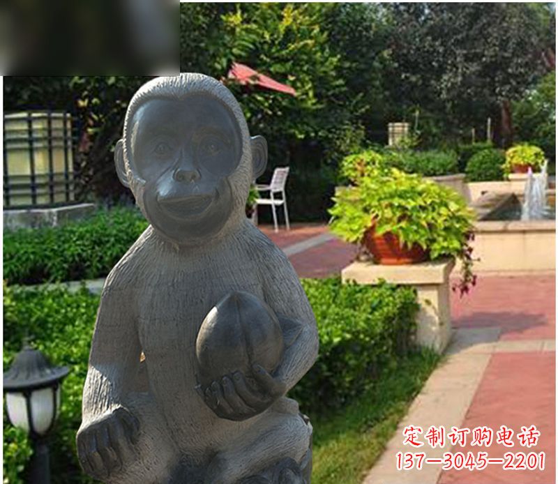威海青石抱着桃子的小猴子石雕
