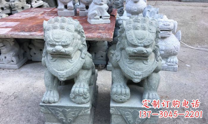 威海青石踩球狮子看门石雕，精致雕塑令门口更加精彩
