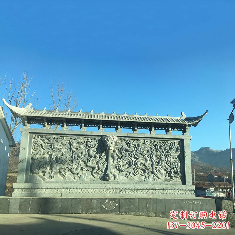 威海青石九龙壁,精美雕塑饰衬城市广场