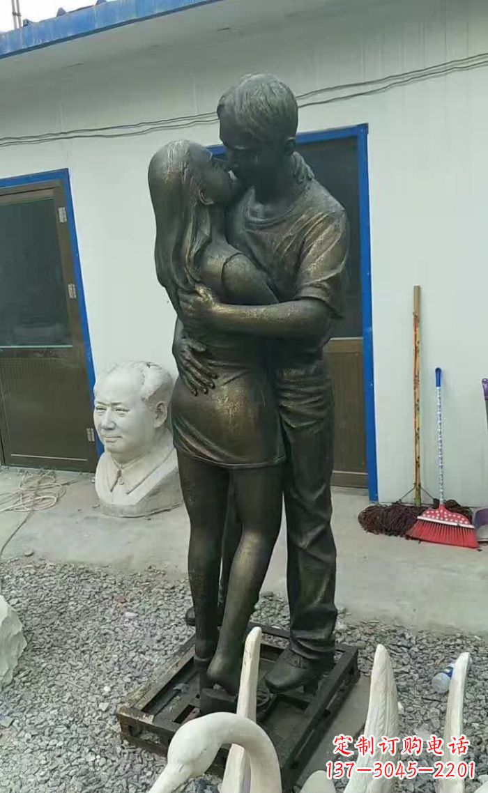 威海无尽浪漫,情侣雕塑表达爱意