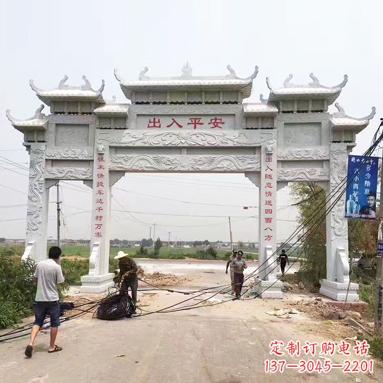 威海质朴粗犷的三间四柱农村石牌坊雕塑
