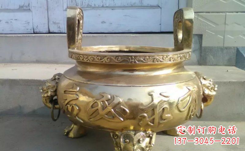 威海壮丽威猛的三足香炉铜雕