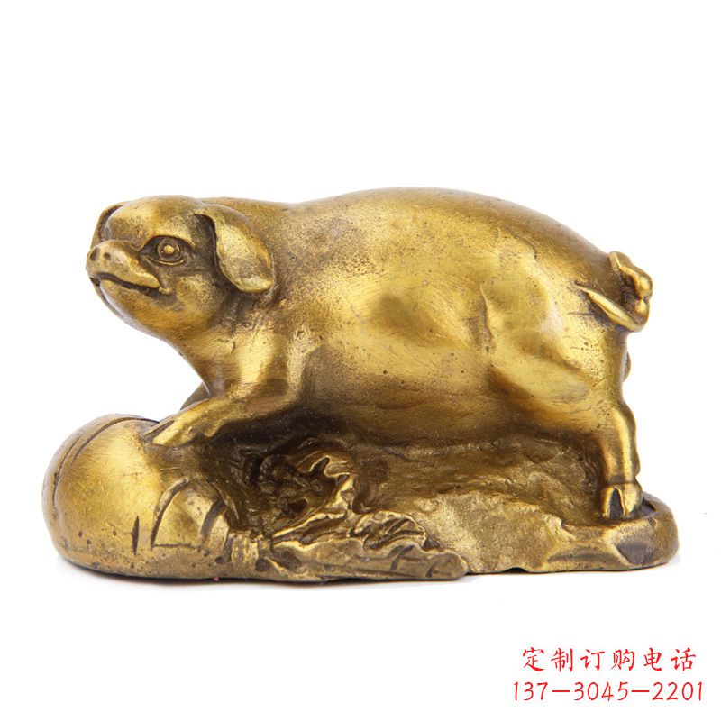 威海铸铜鎏金猪雕塑时尚炫彩,精致温馨