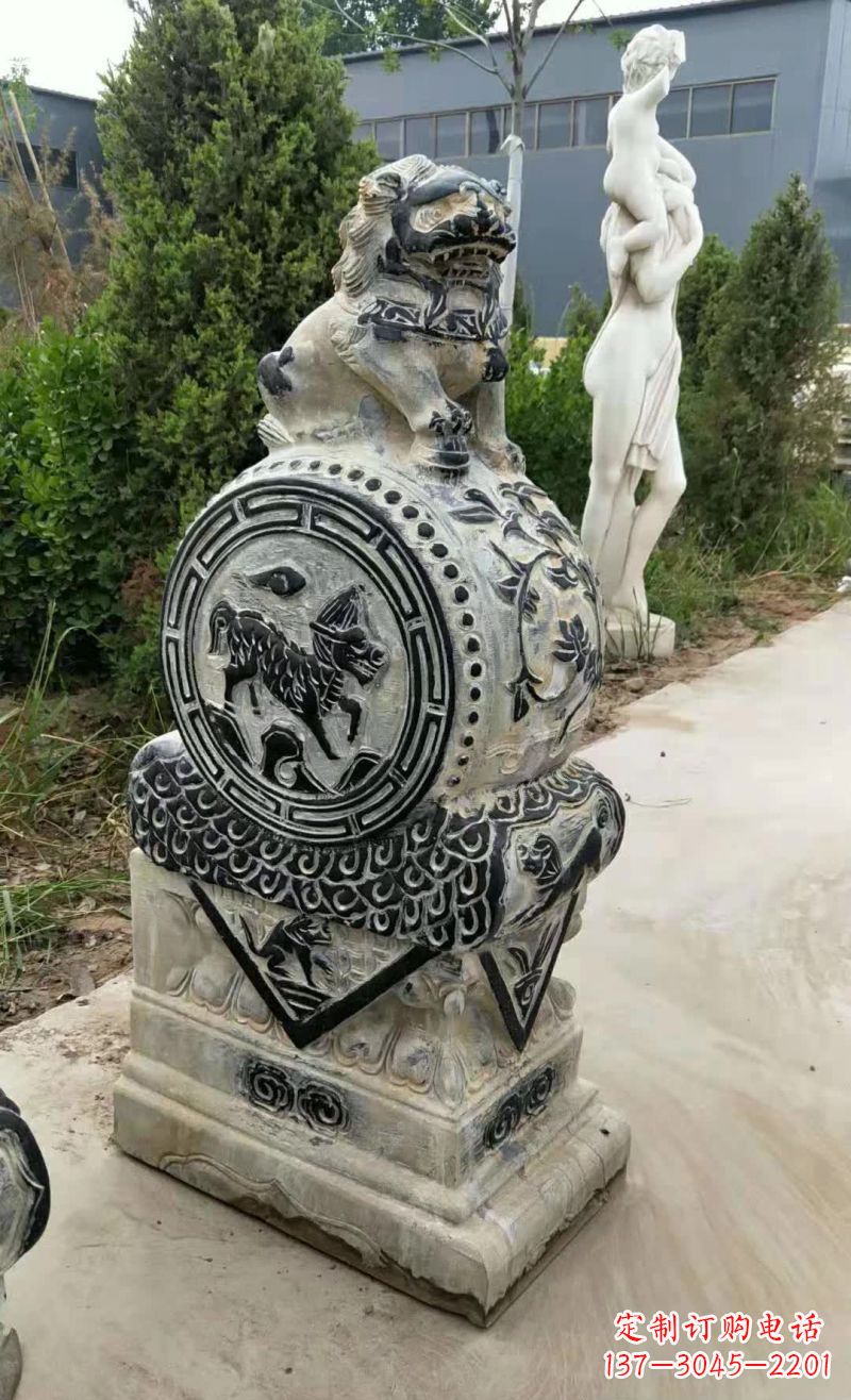 威海狮子抱鼓石雕塑,象征力量与美感