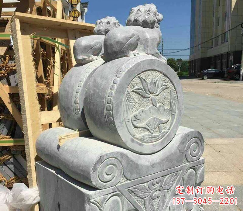 威海中领雕塑:仿古石门墩石雕艺术品